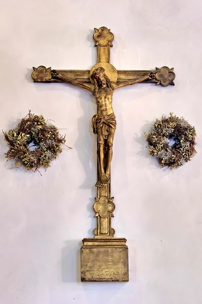 Kruzifix im Kirchenraum