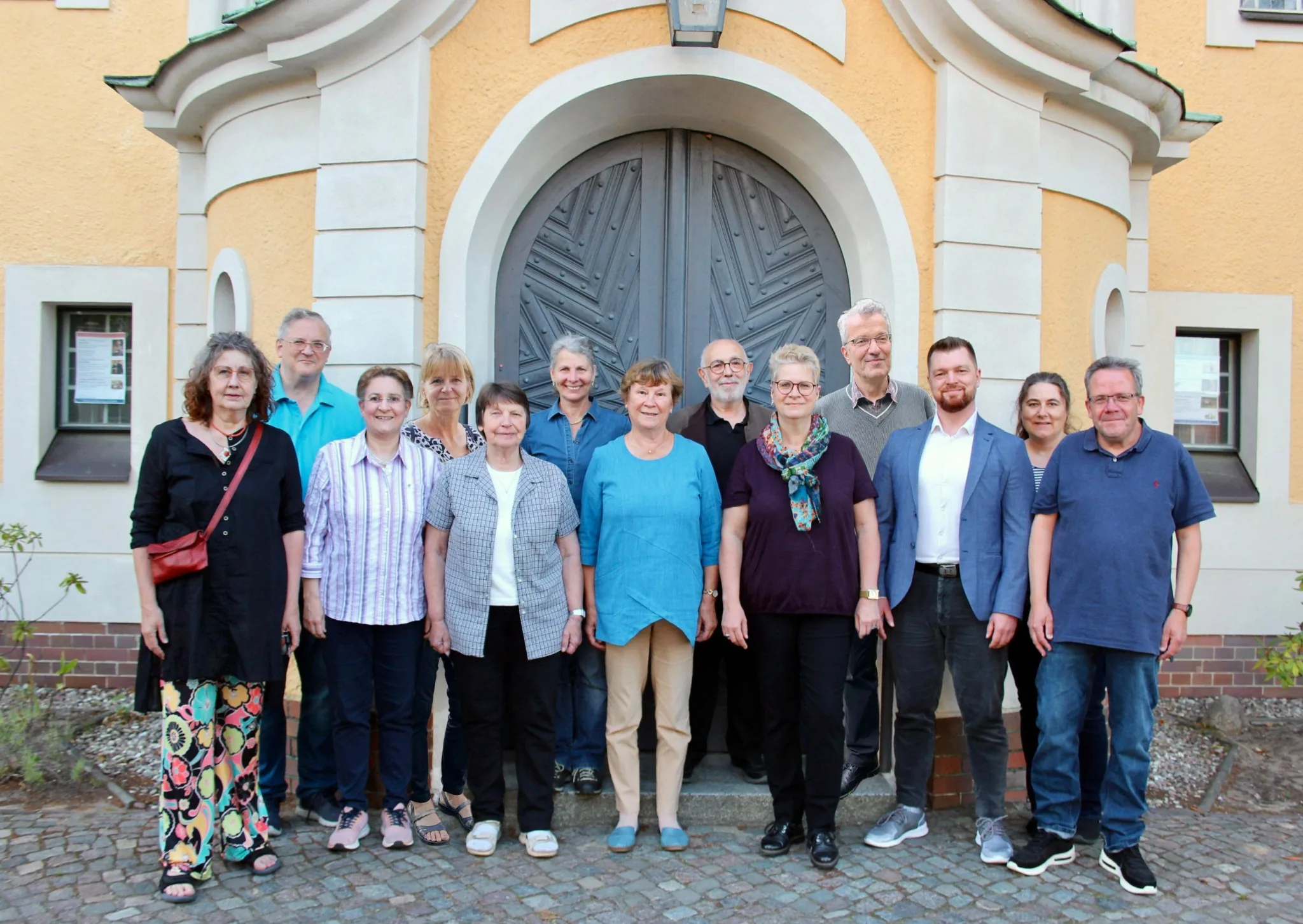 Mitglieder des Gemeindekirchenrates vor der Kirche Hohen Neuendorf